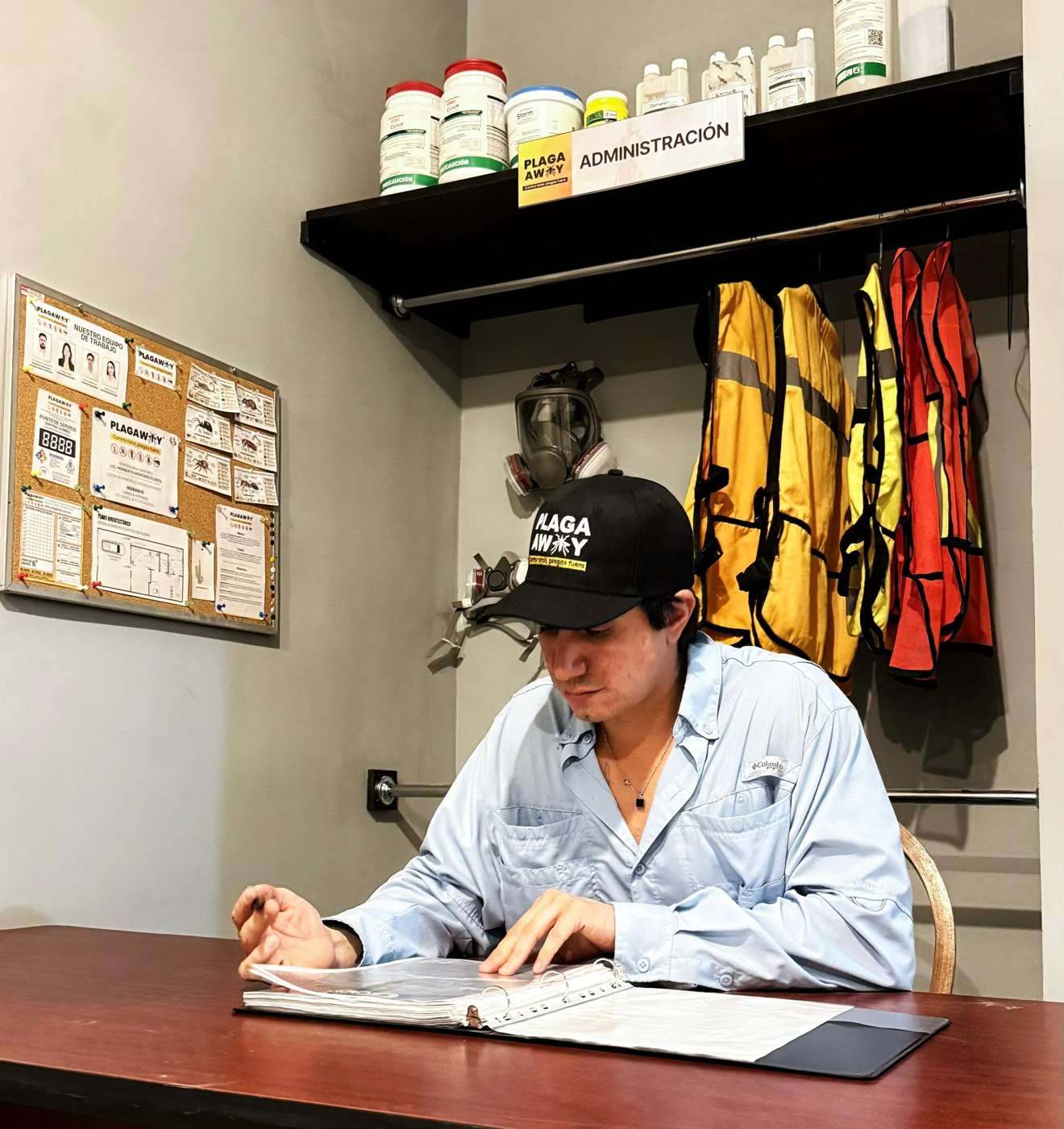 Técnico de Plagaway revisando documentación y bitácoras de servicio en el área de administración