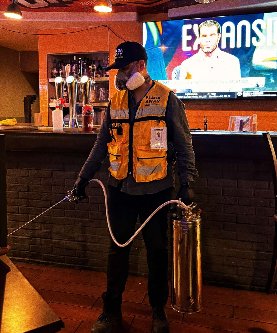 Técnico de Plagaway fumigando un restaurante