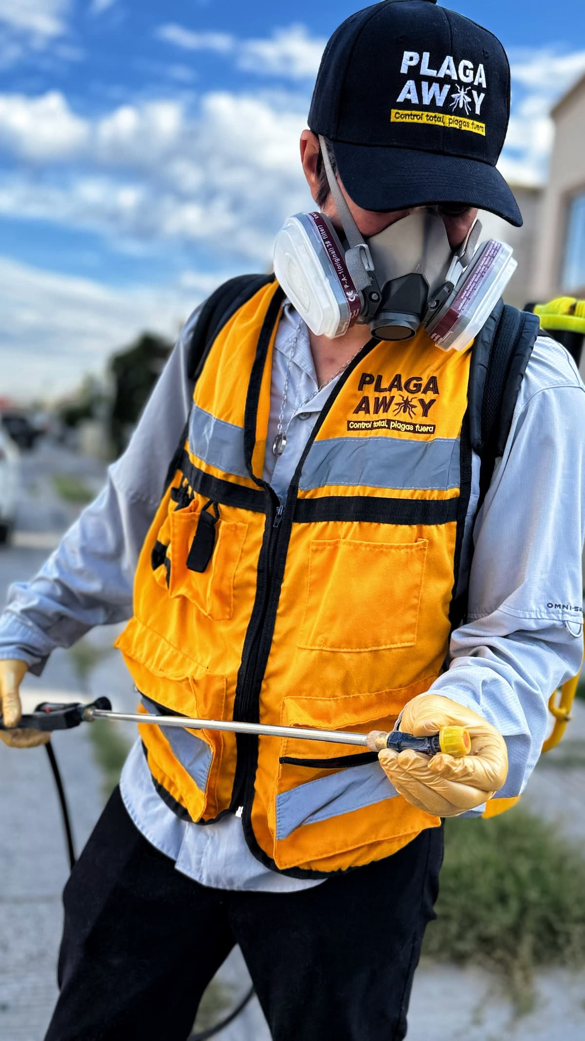 Técnico certificado de Plagaway atendiendo un hogar